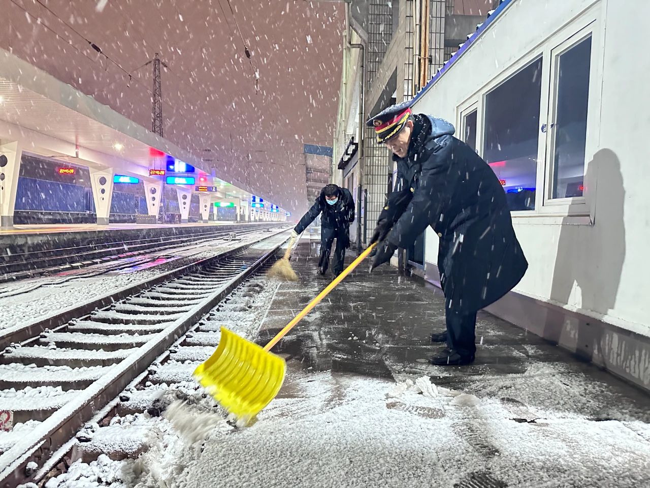 铁路部门迅速应对寒潮降温雨雪天气 确保客货运输安全有序